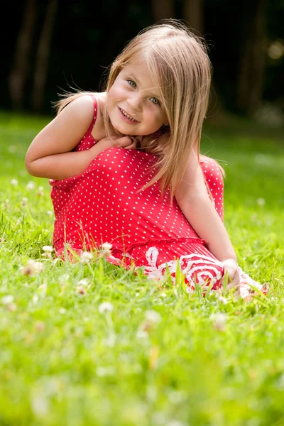 Солодка маленька червона дівчинка — стокове фото
