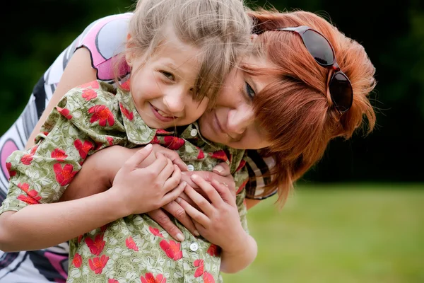 Söta mor och dotter porträtt — Stockfoto