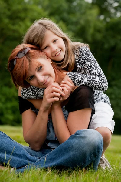 Glad tjej med sin mamma — Stockfoto