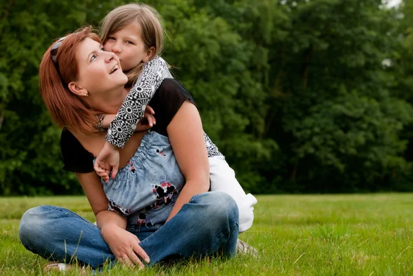 Kissing my mom — Stock Photo, Image