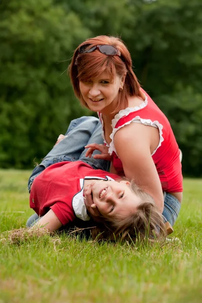 Spielen mit meiner Mutter — Stockfoto