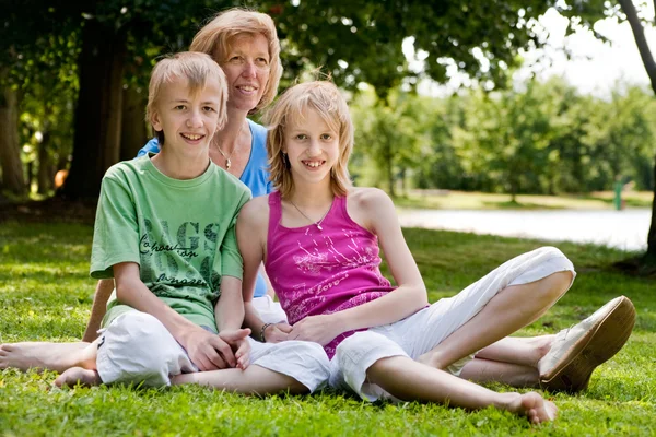 Pequeña familia feliz — Foto de Stock