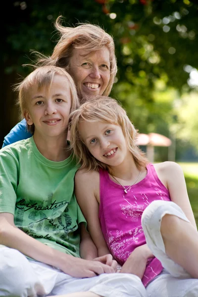 Lachend met de kinderen — Stockfoto