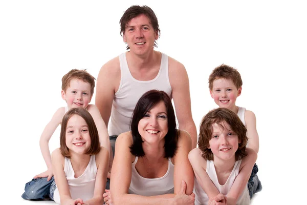 Большая семья в белом — стоковое фото
