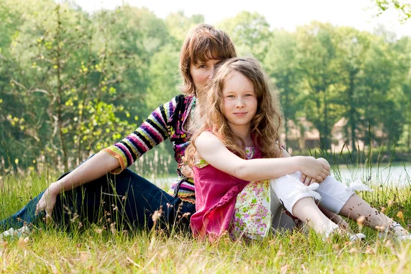 Samen op het gras — Stockfoto