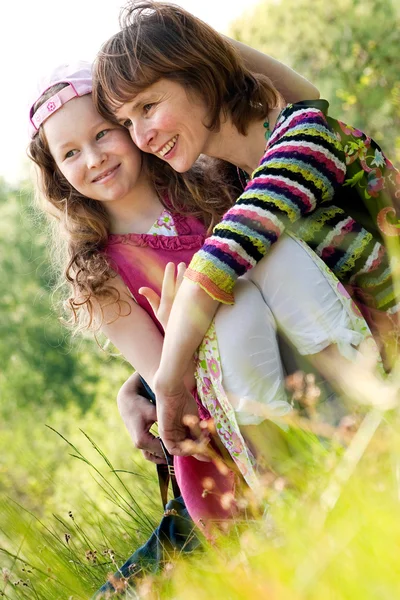 Moeder en dochter in het voorjaar — Stockfoto