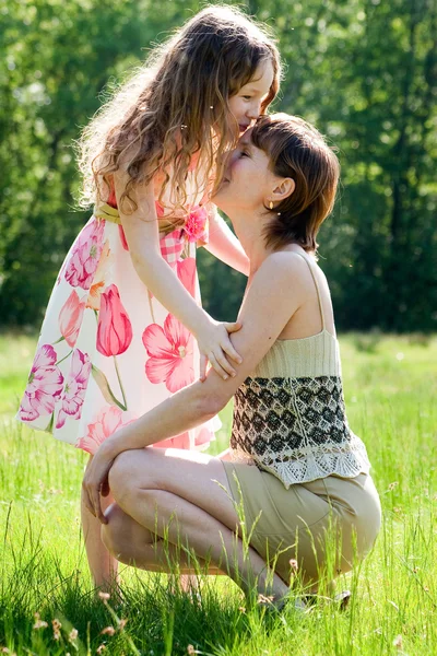 Kissing my mom on her forehead — Stock Photo, Image