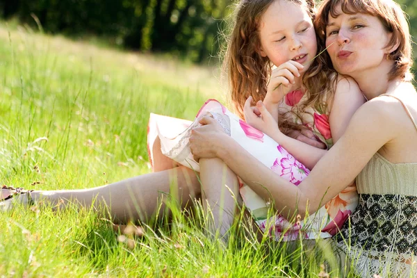 Cosquillas a mi madre con una hoja de hierba — Foto de Stock