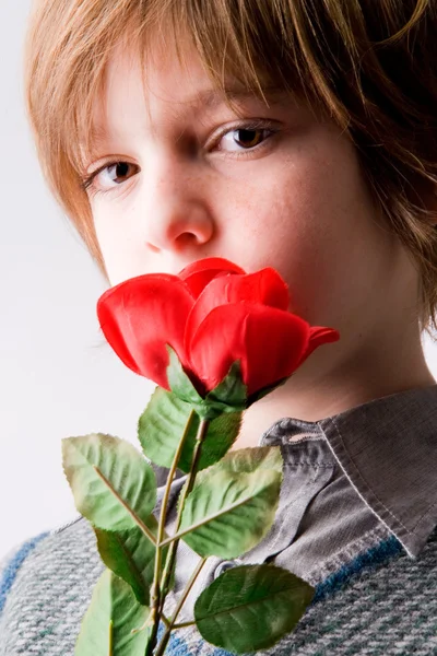 Ung pojke med en ros — Stockfoto
