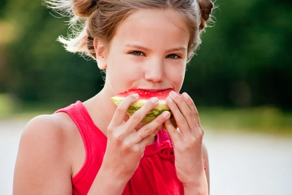 Κορίτσι με καρπούζι — Φωτογραφία Αρχείου
