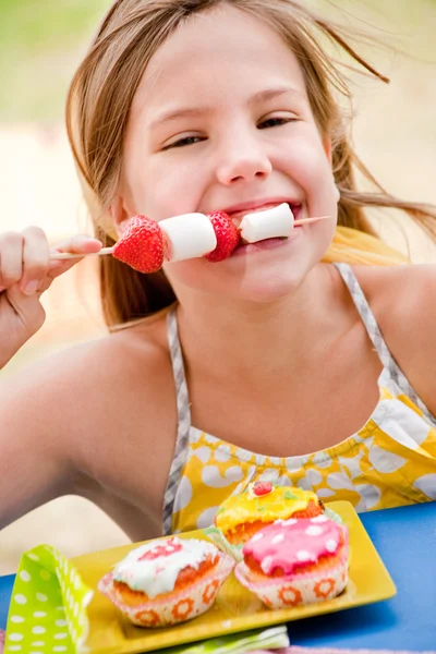 Äta en marshmallow — Stockfoto