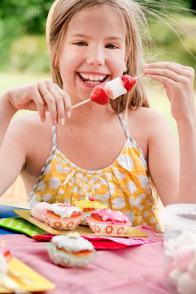 gülümseyen kız ve stick marshmallow ile tam