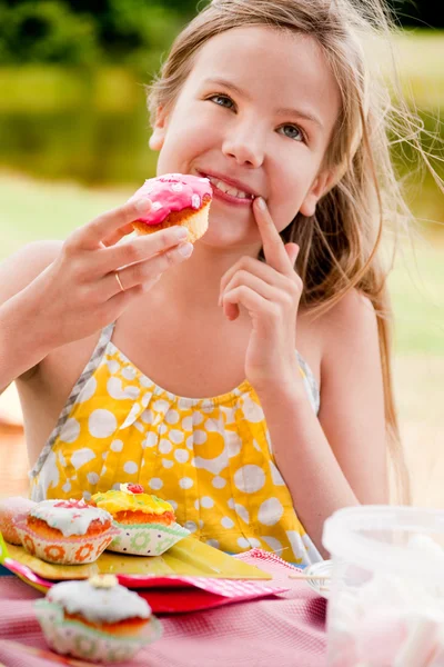 Grote cupcake meisje — Stockfoto