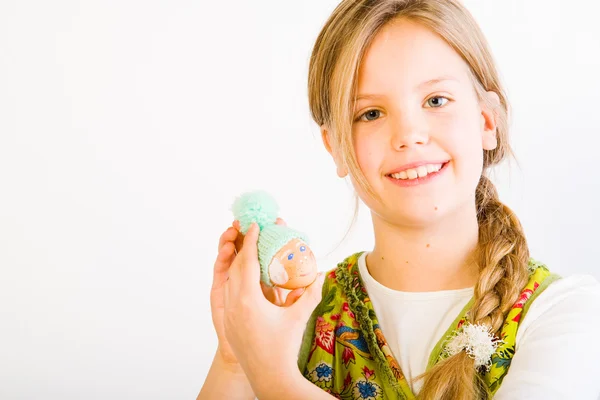 Şapka ile boyalı yumurta ile genç kız — Stok fotoğraf