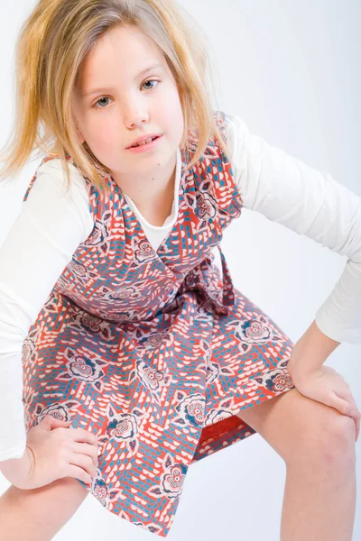Blonda barn poserar mode — Stockfoto
