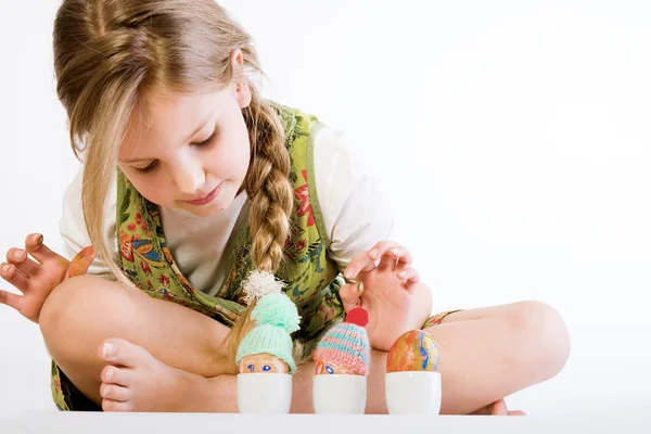 Mladá dívka, kontrola malovaná vajíčka — Stock fotografie