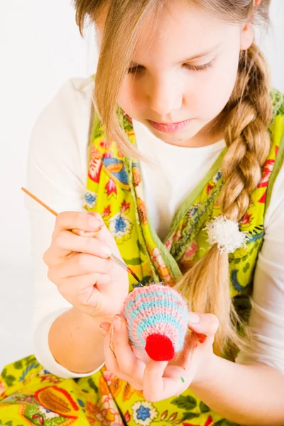 Mladá dívka malba vajíčka na Velikonoce — Stock fotografie