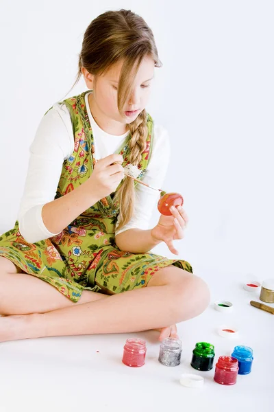 Young girl painting her easter eggs — Stock Photo, Image