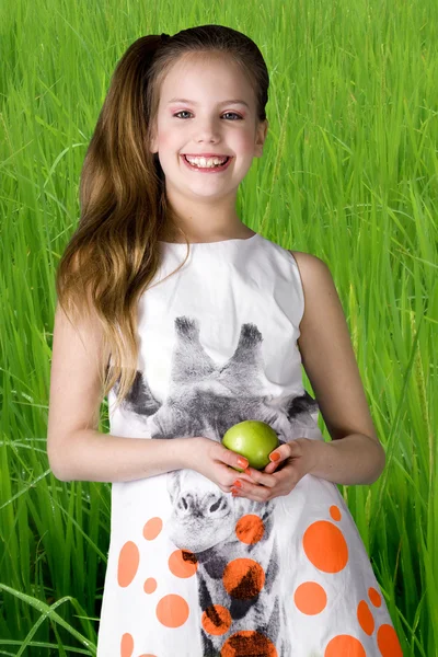 Med min apple i gräset — Stockfoto