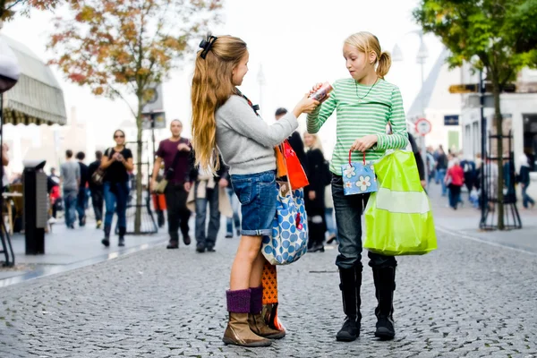 Kinder kaufen ein — Stockfoto