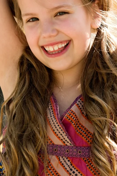 Lachende zoete jonge meisje — Stockfoto