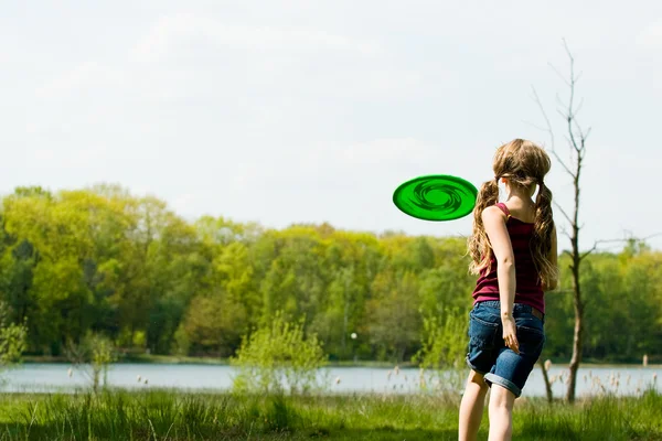 Running at the frisbee — Stock Photo, Image