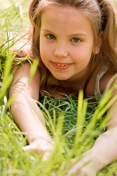 Kruipen in het gras — Stockfoto