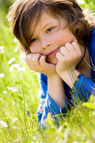 Wachten op het gras — Stockfoto