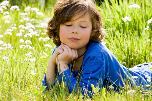 Denken in het gras — Stockfoto