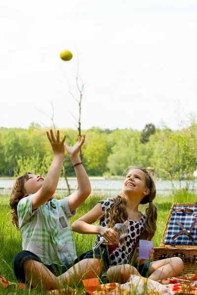 Gooien een appel — Stockfoto