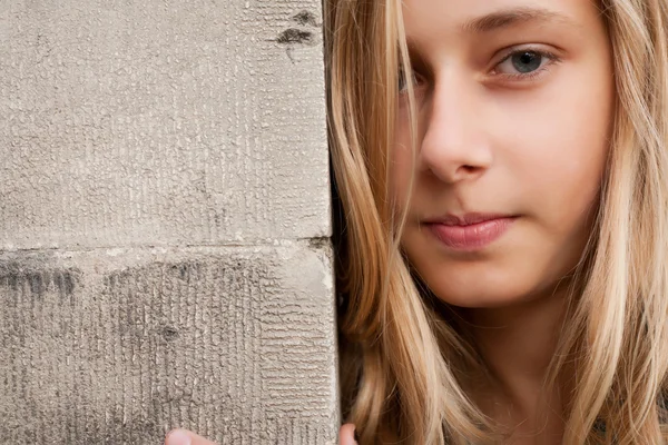 Blond child on the wall — Stock Photo, Image
