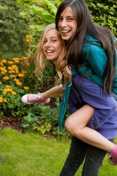 Walking with my girlfriend on my back — Stock Photo, Image