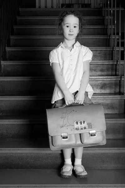 Meisje op de trap — Stockfoto