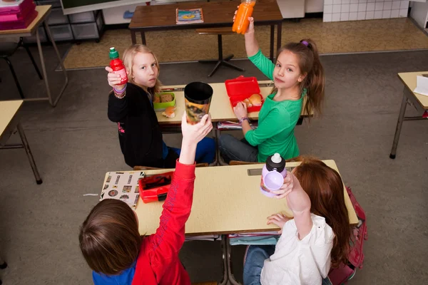 Trinkende Kinder — Stockfoto