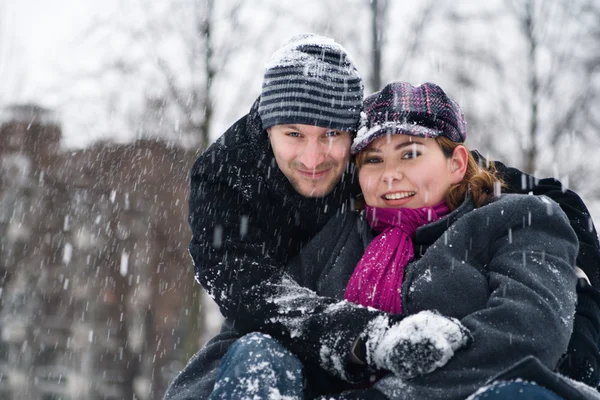 Atirando a neve — Fotografia de Stock