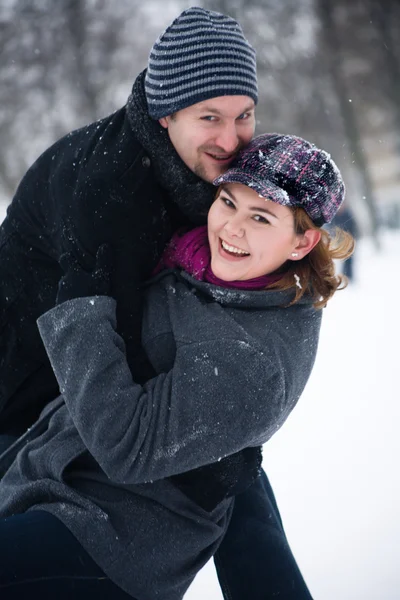 Happy winter paar — Stockfoto