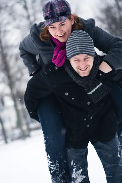 Inverno coppia prendendo un coniglietto giro — Foto Stock