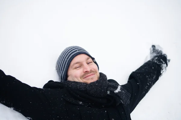 Wintermann genießt den Schnee — Stockfoto