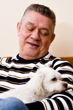 köpeğini sevgi dolu bir görünüm veren Dede