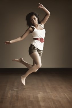 Endonezya kız atlama bir portresi