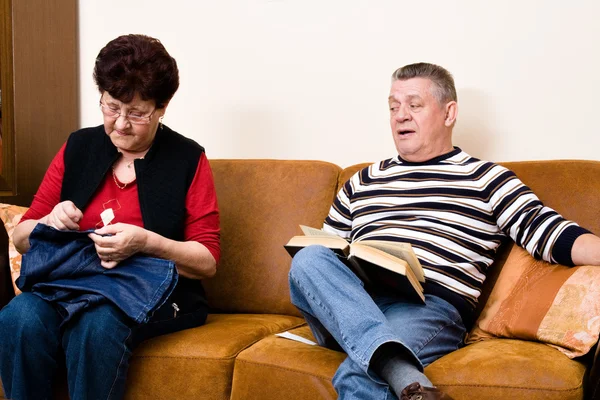 Elderly couple on the couch — Stock Photo, Image