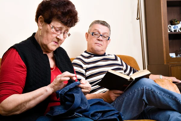 Idős házaspár a kanapén — Stock Fotó