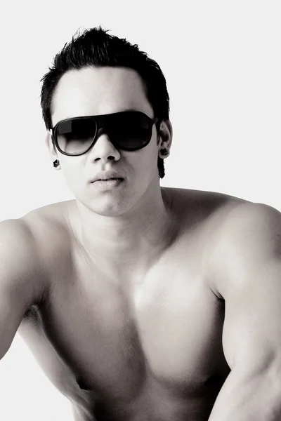 Porträt eines gut gebauten nackten indonesischen Mannes mit Sonnenbrille — Stockfoto
