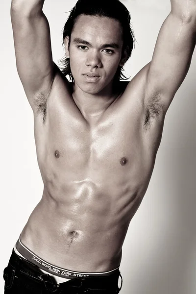 Asiático sexy buscando chico mostrando su músculos —  Fotos de Stock