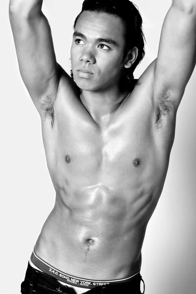 Asyalı seksi yakışıklı çocuk onun sixpack gösterilen — Stok fotoğraf