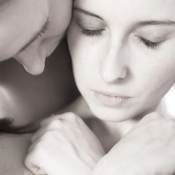 Eerlijk knuffelen door twee vrouwen — Stockfoto