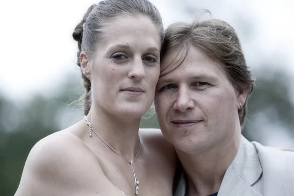 Brautpaar posiert — Stockfoto