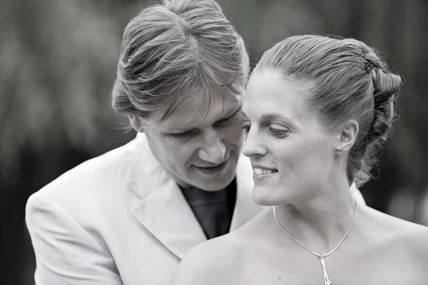 Bridal couple posing — Stock Photo, Image