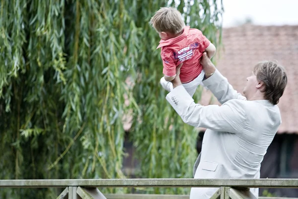 Brudgummen och son på bron — Stockfoto