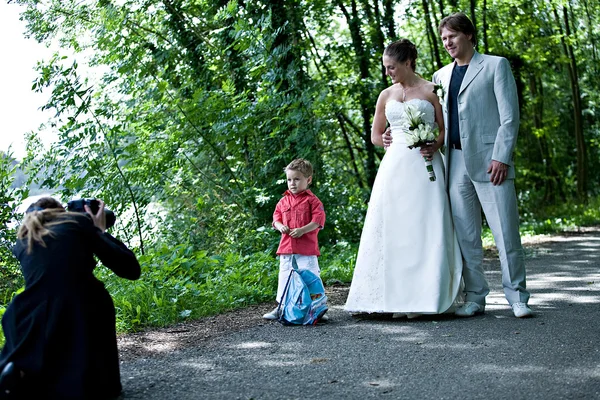 Photographing a wedding couple — Stock Photo, Image